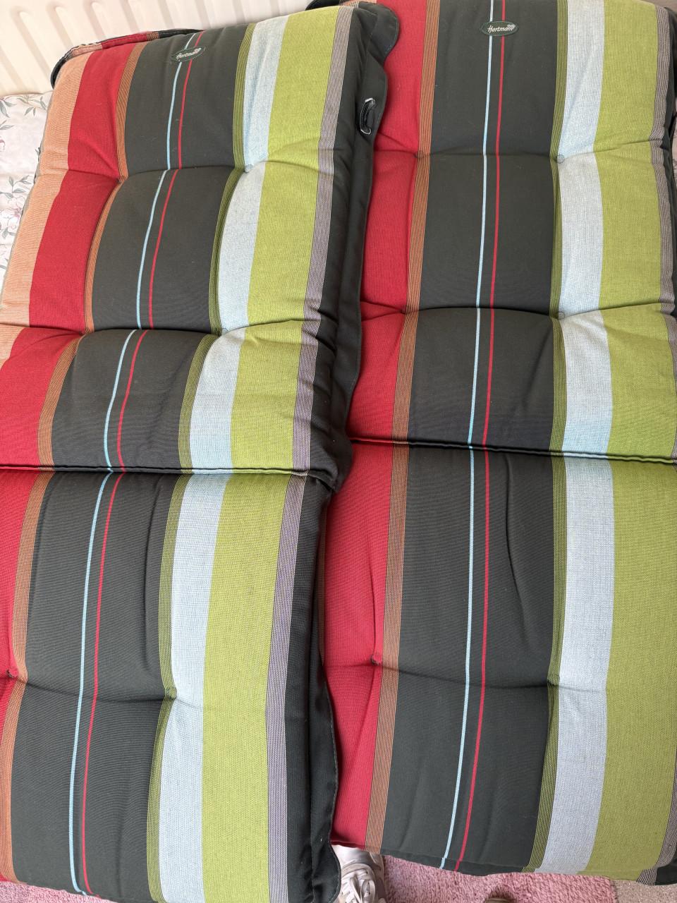 Tuintafel/ 4 Hartman verstelb stoelen. 4 kussens,  Kubus en voetenbankje.