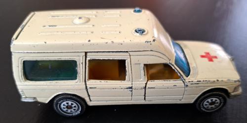 SIKU 1613 Mercedes Benz 200 Ambulance zonder brancard  - 1-55 - 1981