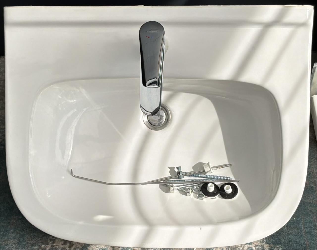 Sphinx wastafel met Hansgrohe kraan, spiegel & planchet