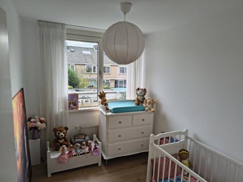 Babykamer; bedje, commode, decoratie