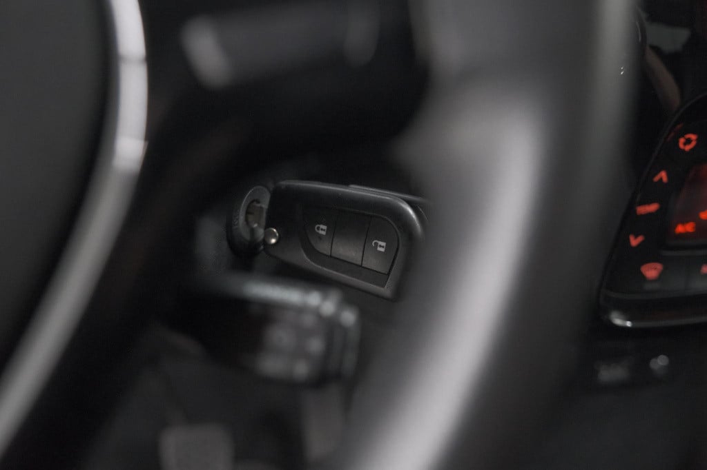 Peugeot 108 1.0 e-vti allure top! | elektrisch vouwdak | trekhaak | camera 