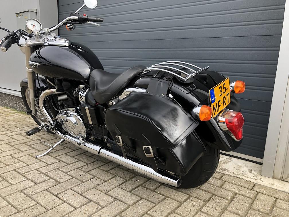 Triumph Bonnenville America uit 2008 met 27 dkm, lederen koffers etc €4250