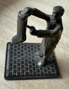 Miniatuur zilver gezegde “naadje van de kous weten”