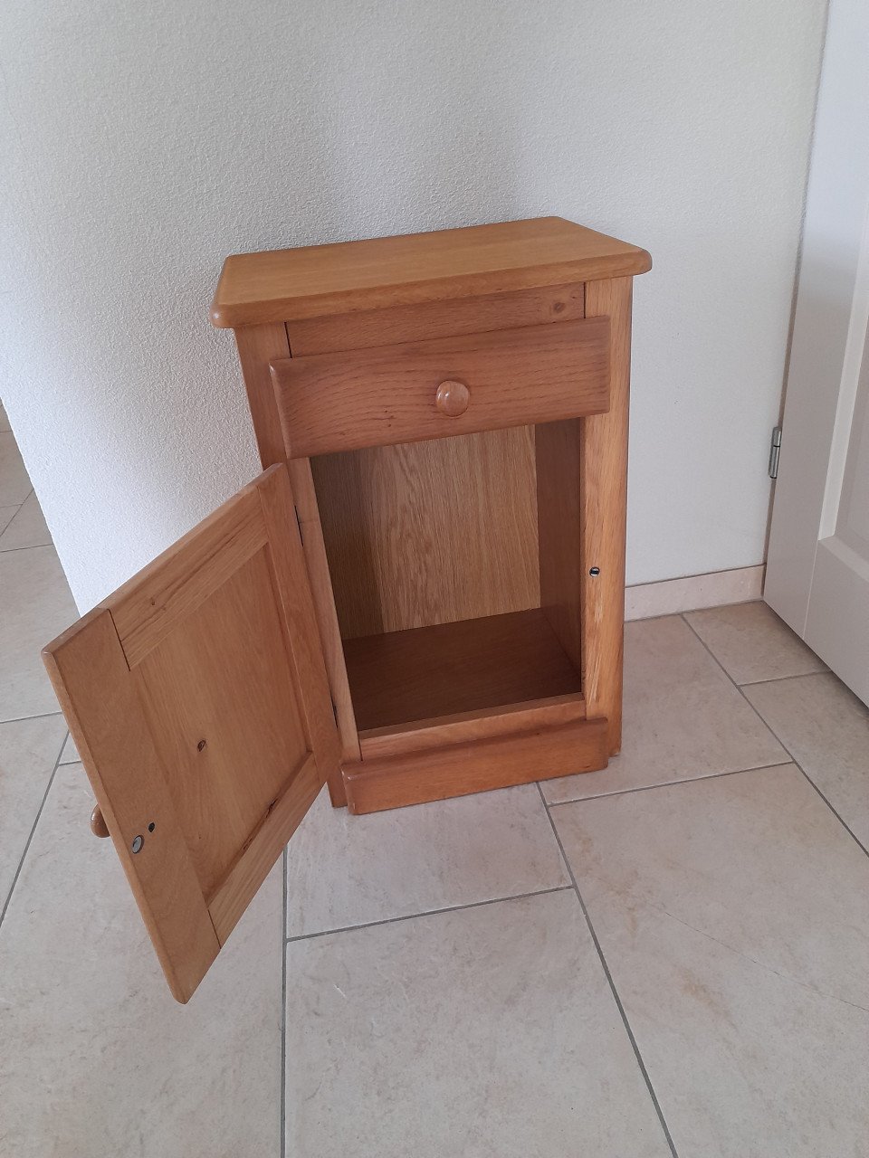 Nachtkastje 32 x 44 x 66H ( in goede staat )