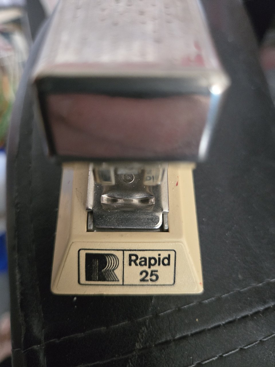 Vintage nietmachine Rapid 25 uit Sweden. Ontwerp Isaberg Ab Hestra.