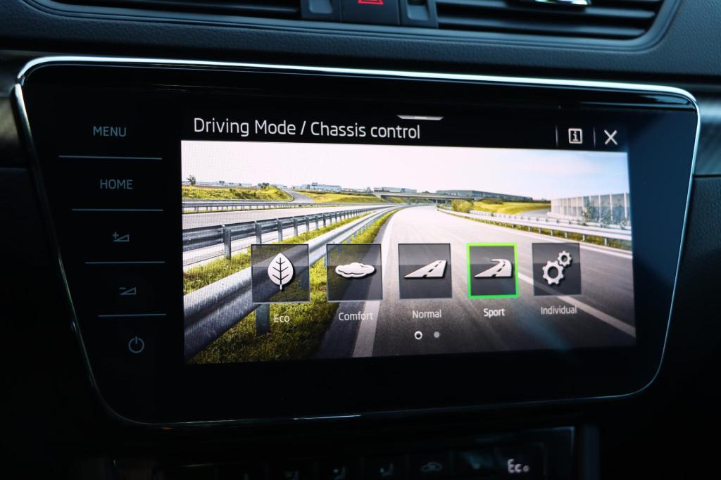 Skoda Superb combi 1.4 tsi iv sportline business 218pk dsg6