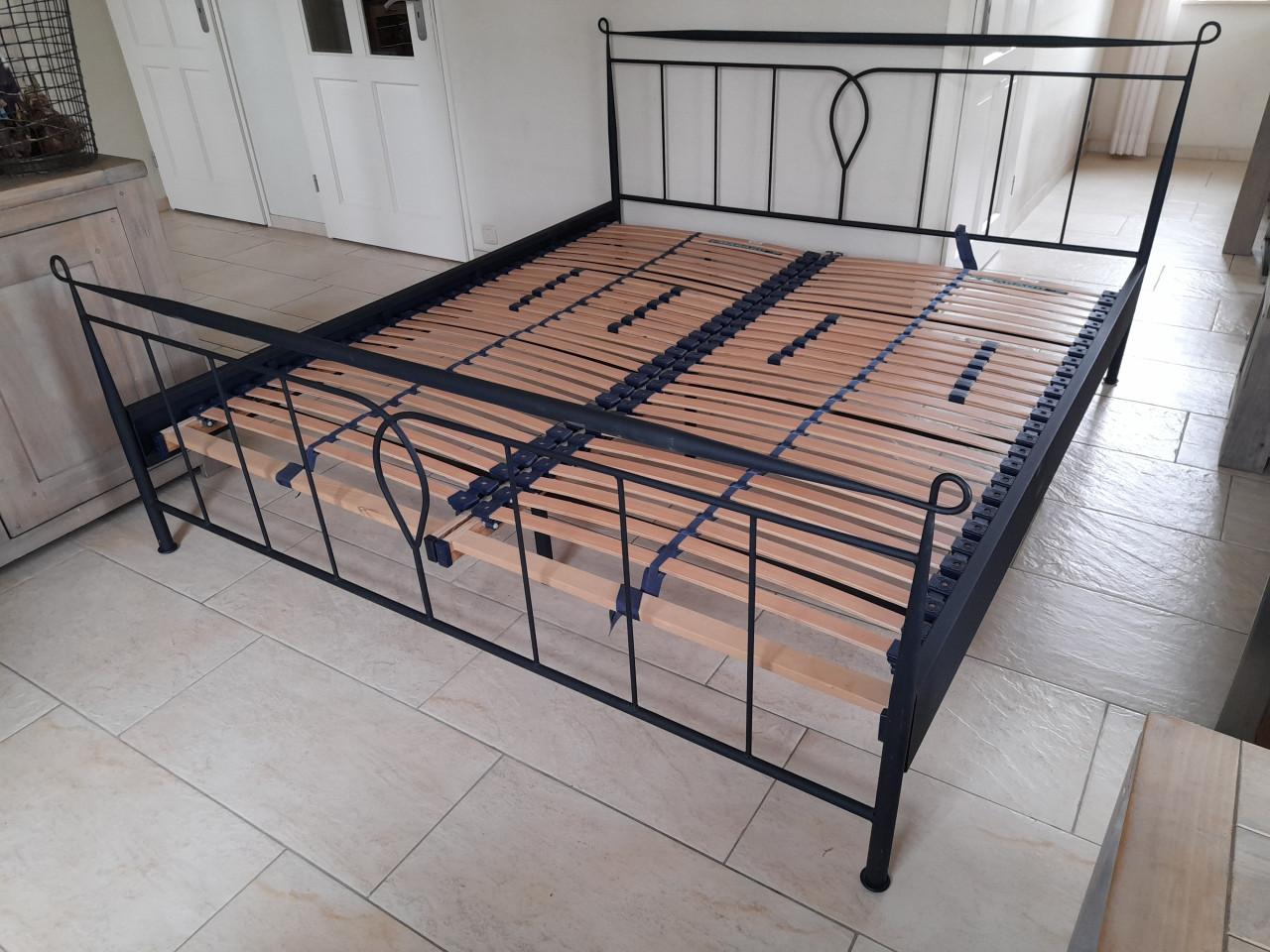 Metalen 2 Persoons bed 180 x 200 ( in goede staat)
