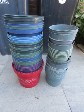 Ruim 50 plastic bloempotten