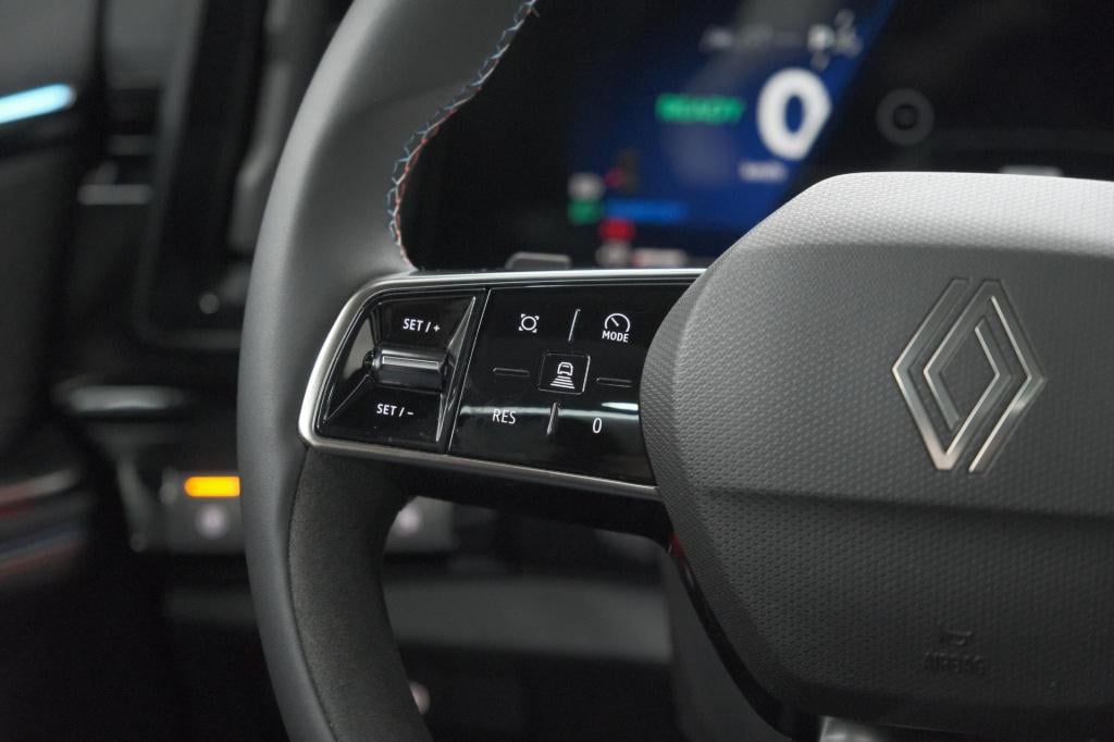 Renault Rafale 1.2 e-tech 4x4 plug-in hybrid 300 atelier alpine | panoramad