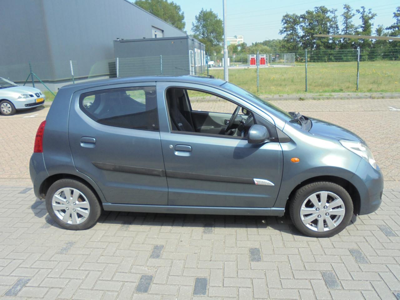 Alto 1.0 I in de vijf deur Exclusive uitvoering Apk Januari 2027 met N.A.P