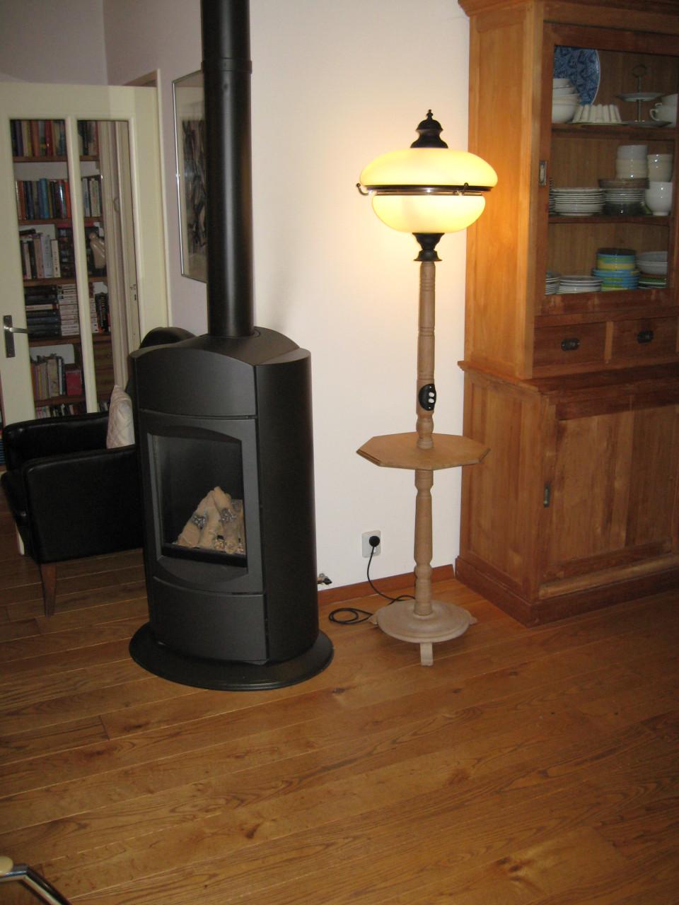 """"MOOIE STAANDE LAMP MET LEESTAFEL""