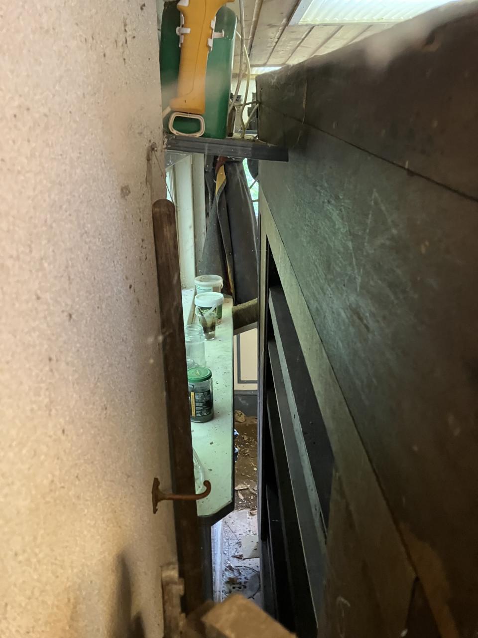 Erg mooie Drentse Eiken kast met noten/ pallisander fineer en mooi snijwerk