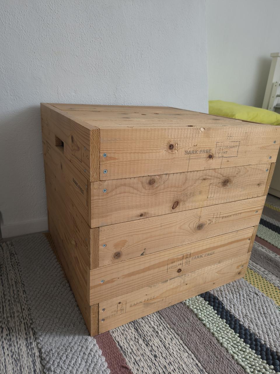 Prachtige vierkante houten opbergkist, kruk met opbergruimte.