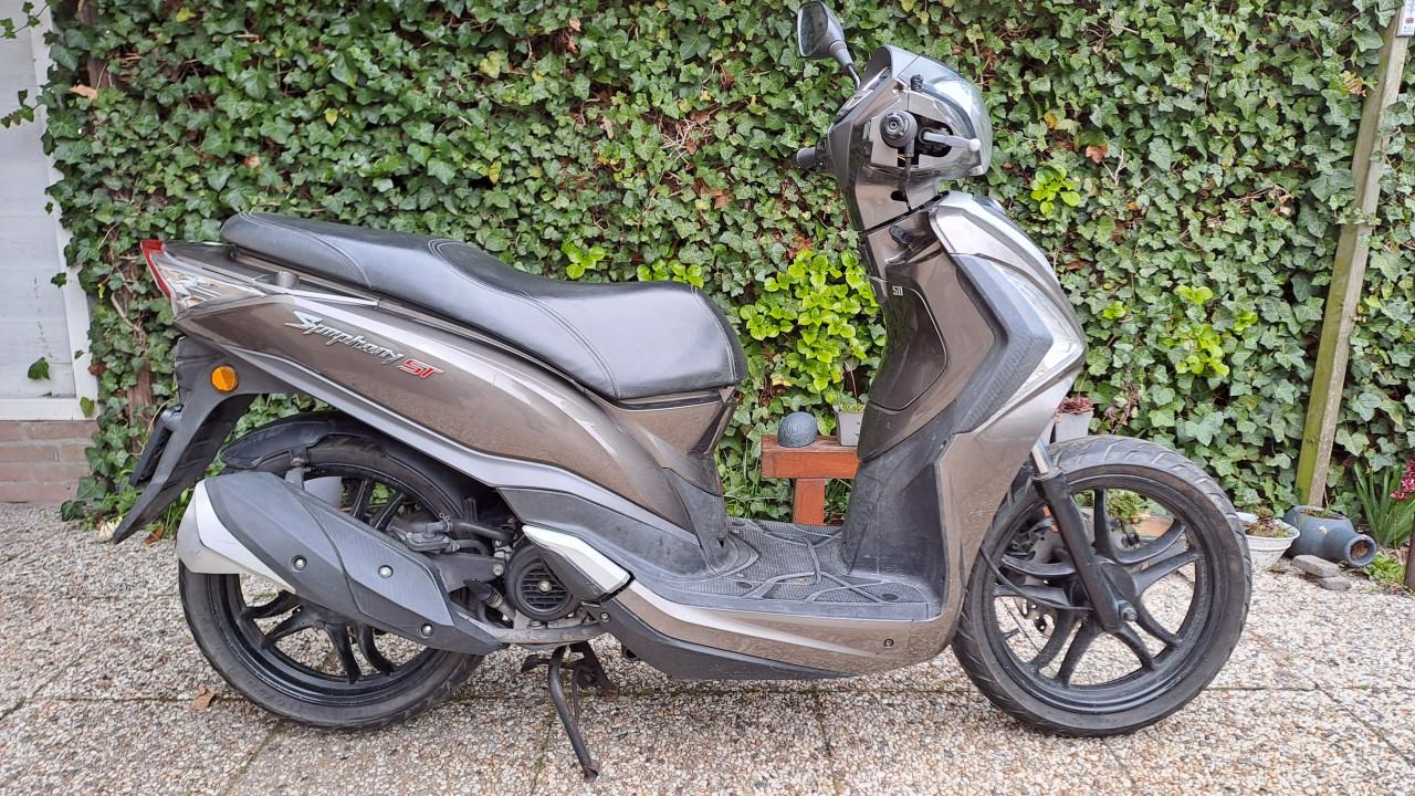 Sym Symphony ST scooter met schade.