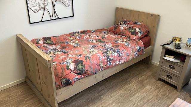 Bed eenpersoonsbed hout