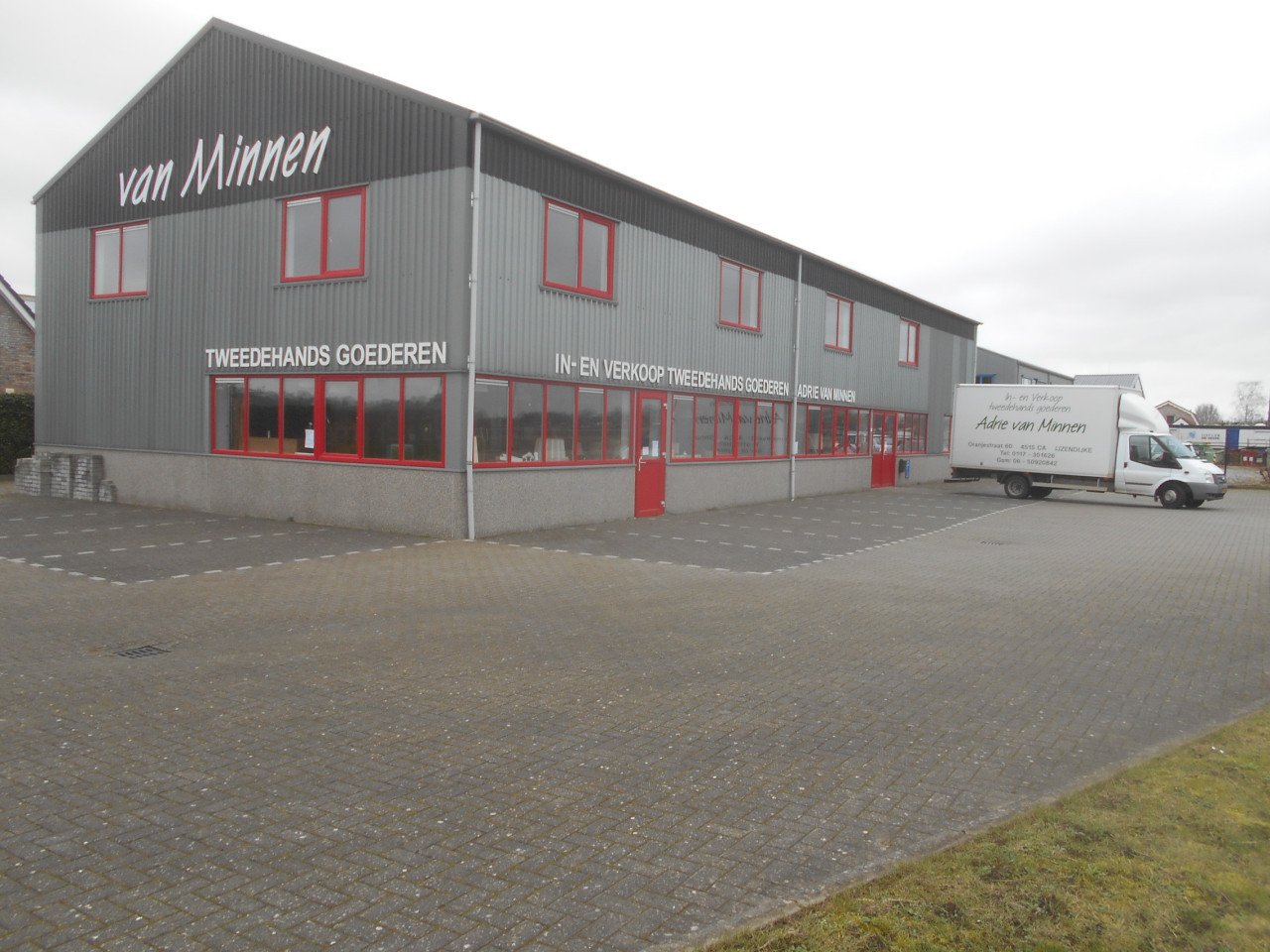 Grote loods met 1440 M² verkoopoppervlakte op in zichtlocatie in Ijzendijke