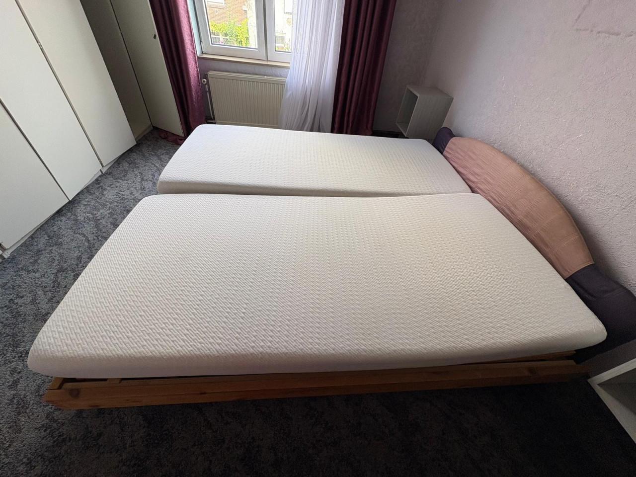 2-persoonsbed met schone matrassen