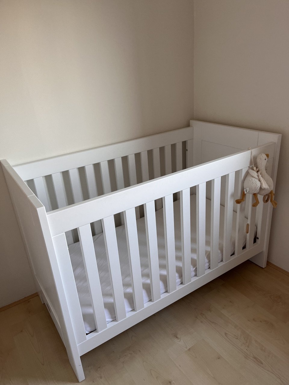 Bed en commode met wandrekje