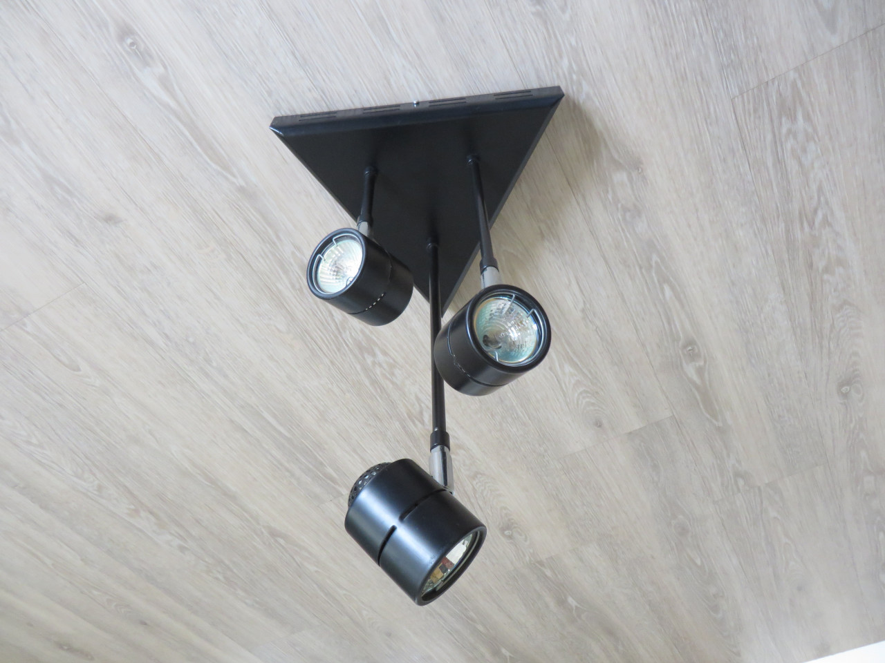 Plafondlamp  met  3 spotjes.