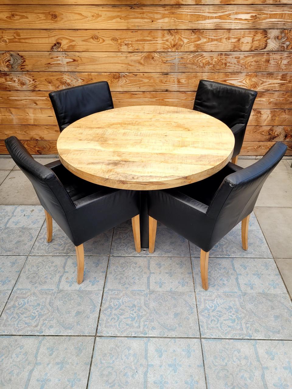 Robuuste eettafel met 6 leren stoelen