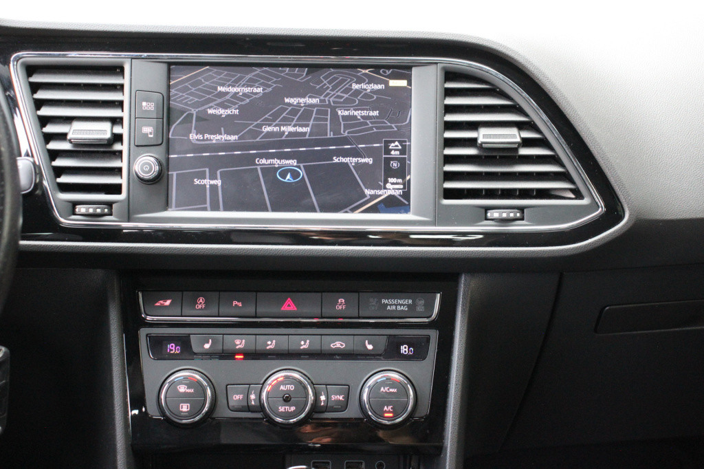 Seat Leon Sportstourer st 2.0 tsi cupra 300 4drive | pano. | camera | 301pk
