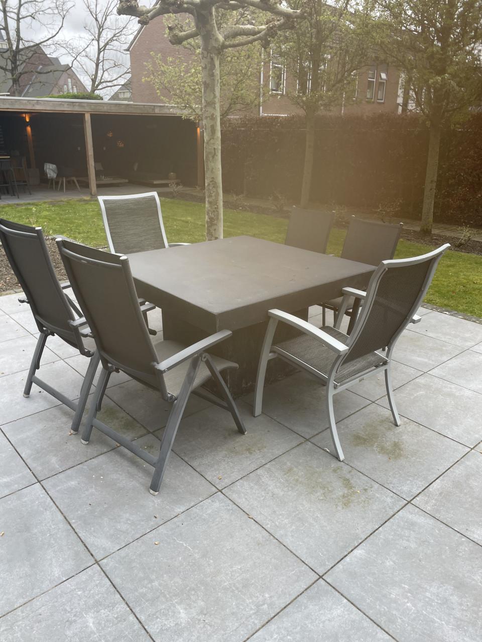 Betontafel met aluminium stoelen
