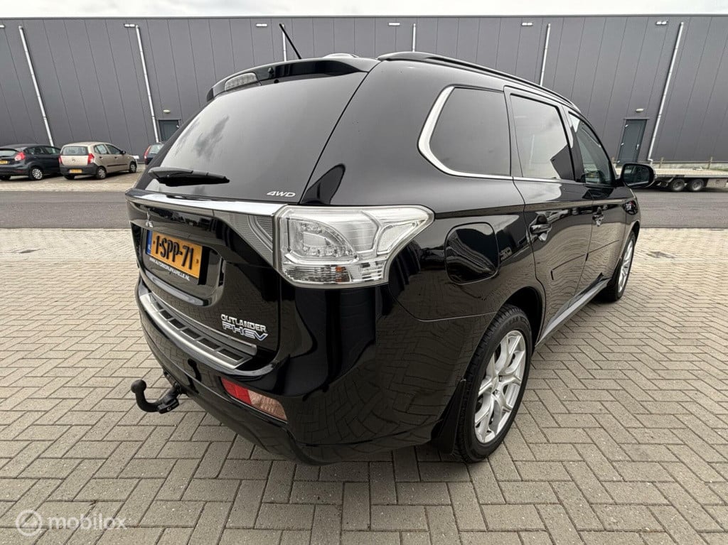 Mitsubishi Outlander 2.0 phev executive schuifdak, trekhaak