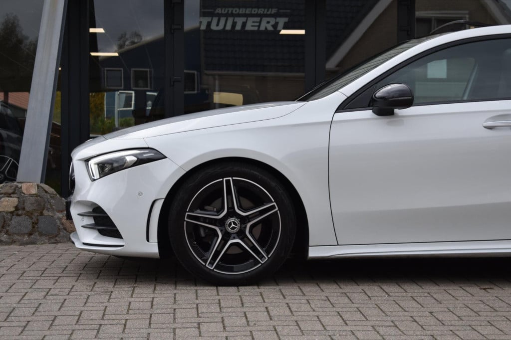 Mercedes-Benz A-Klasse 180 amg night | sfeerverlichting | panoramadak | app