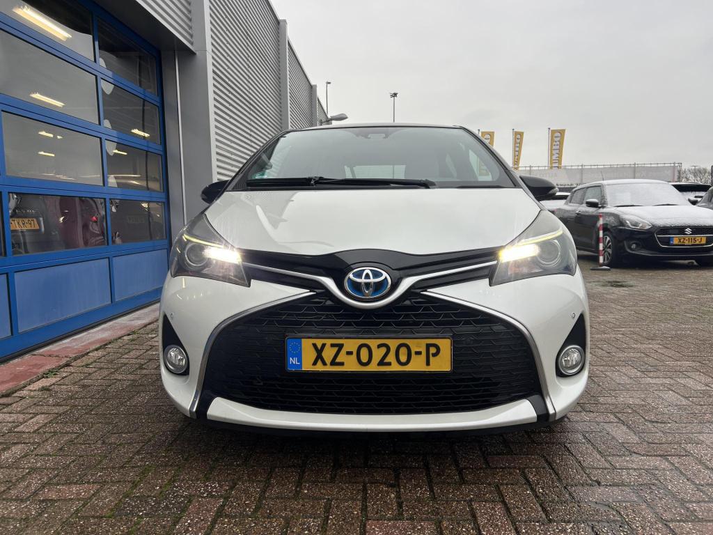 Toyota Yaris 1.5 hybrid dynamic bi-tone |gefotografeerd op winterwielen, se