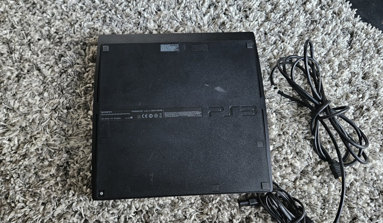 Sony PlayStation 3 Slim 250GB + FIFA 12
