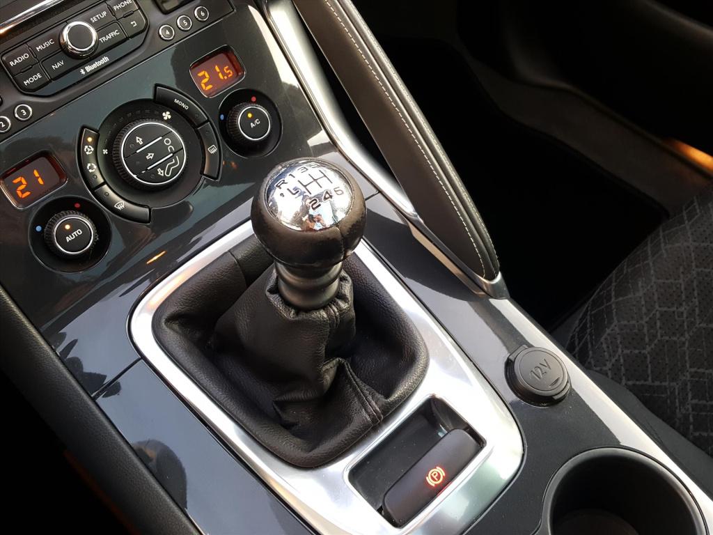 Peugeot 3008 style 1.2pt-130pk trekhaak | navigatie | cruise & climate cont