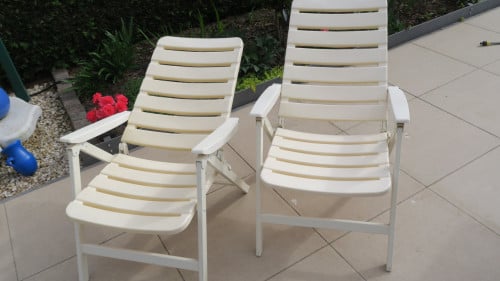 Twee verstelbare tuinzetels met bijpassend kussen.