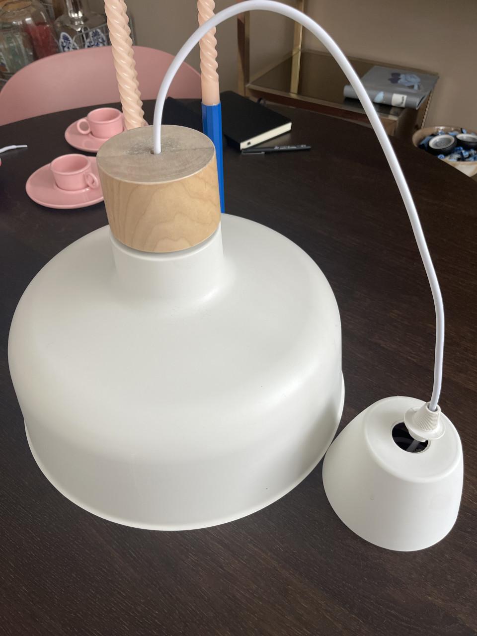 Leuke witte metalen lamp