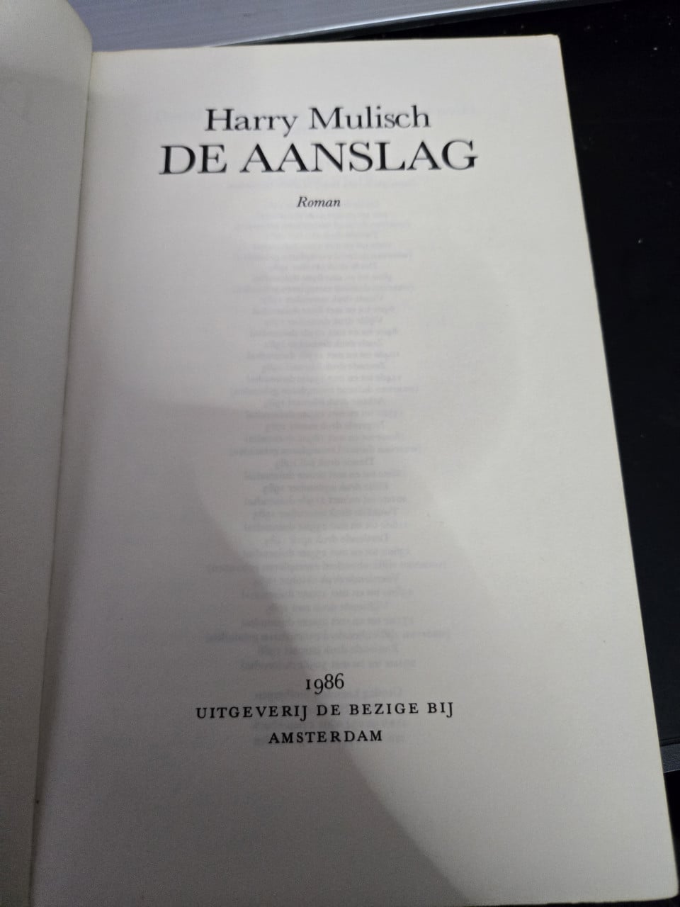 Boek: De Aanslag geschreven door Harry Mulisch. 16e druk 1986