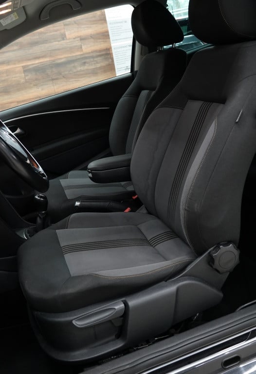 Volkswagen Polo 1.0 trendline | pdc | airco | navi | 17" |