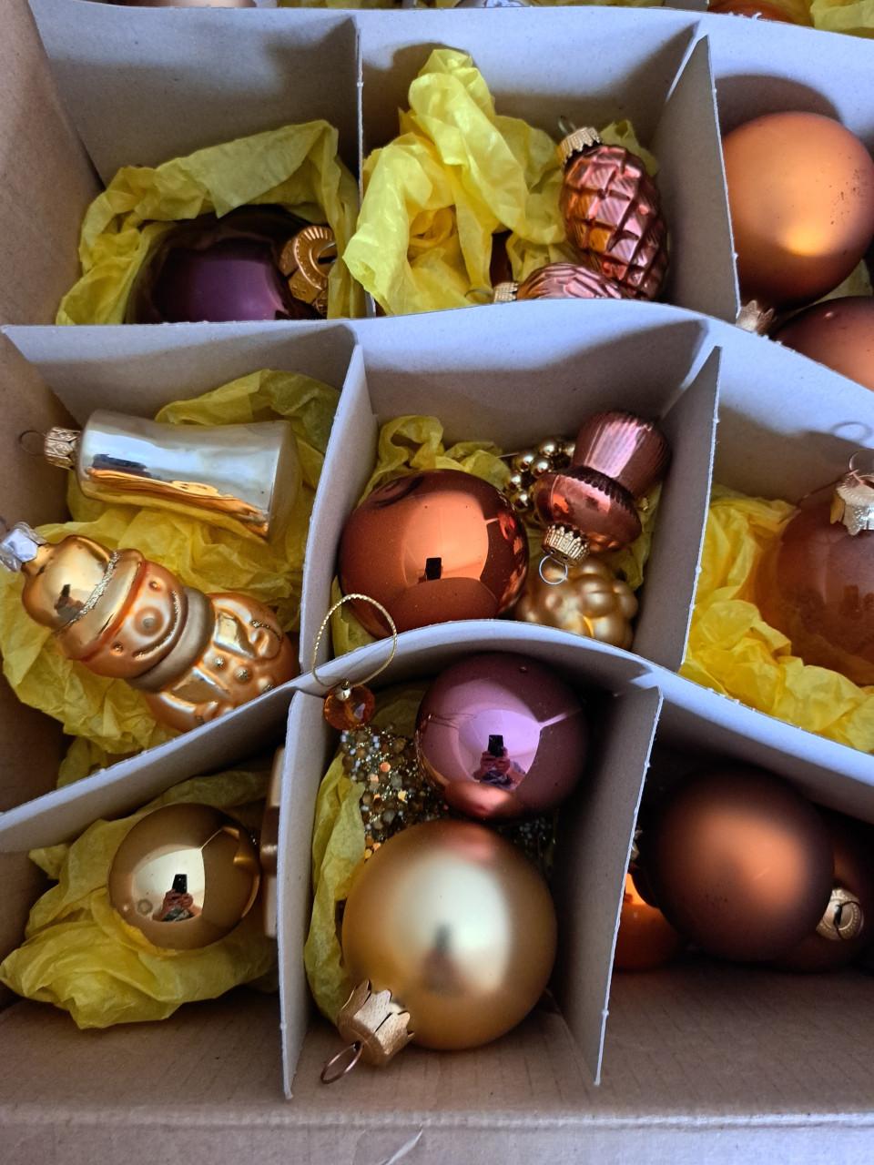 Doosje met kerstballetjes, vlinders met knijpertjes etc.
