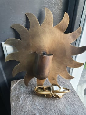 Heel mooie vintage zonnen wandlamp van geborsteld messing/ geel koper...