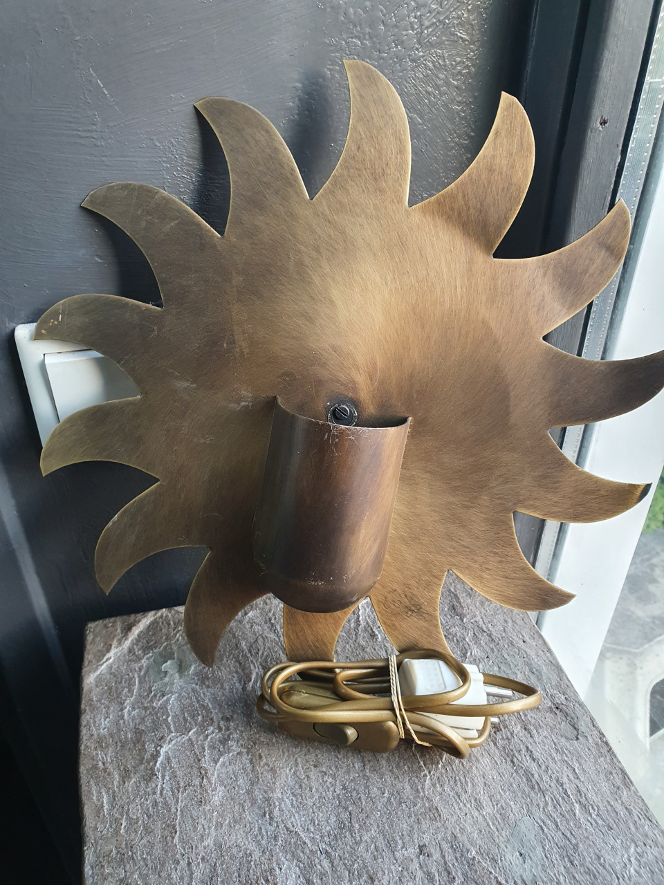 Heel mooie vintage zonnen wandlamp van geborsteld messing/ geel koper...