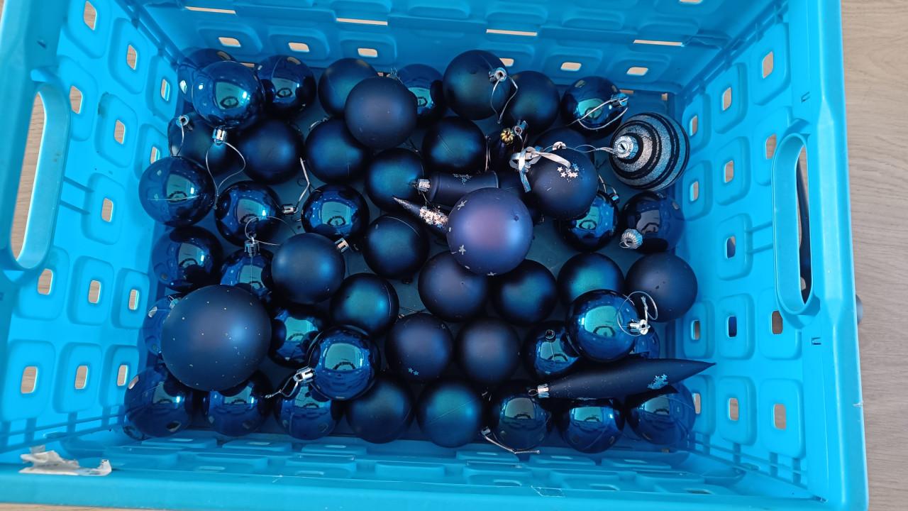 Partij blauwe kerstballen