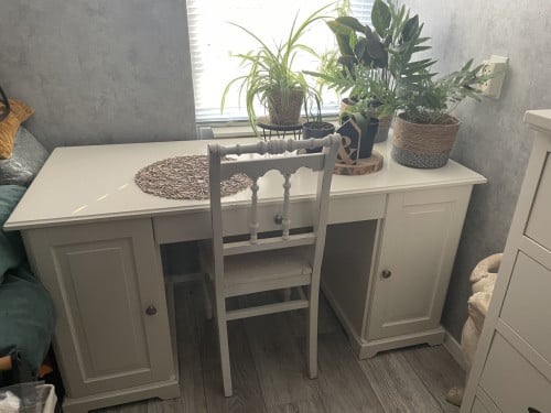 Wit houten bureau Met stoel