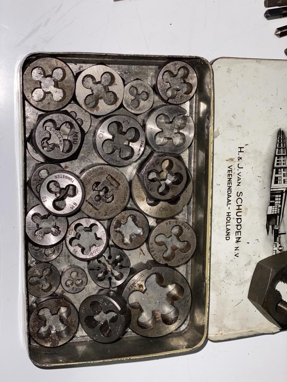 Grote partij tappen en snijijzers;wringijzers;krukjes draadmeters ed.