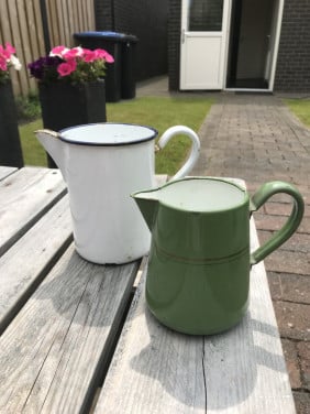 Emaille melk- / maatkannetjes (3 stuks)