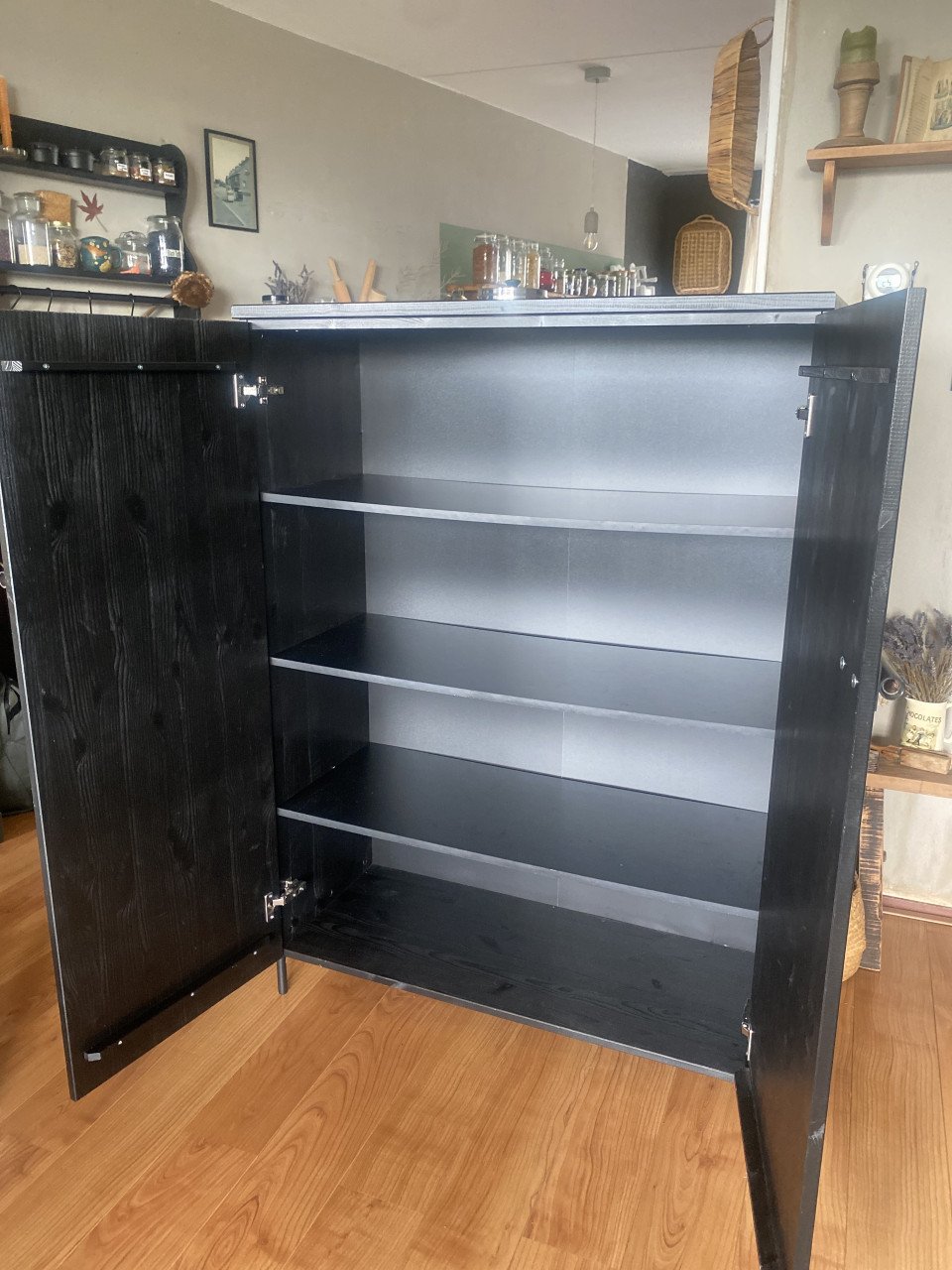 Zwarte strakke kast