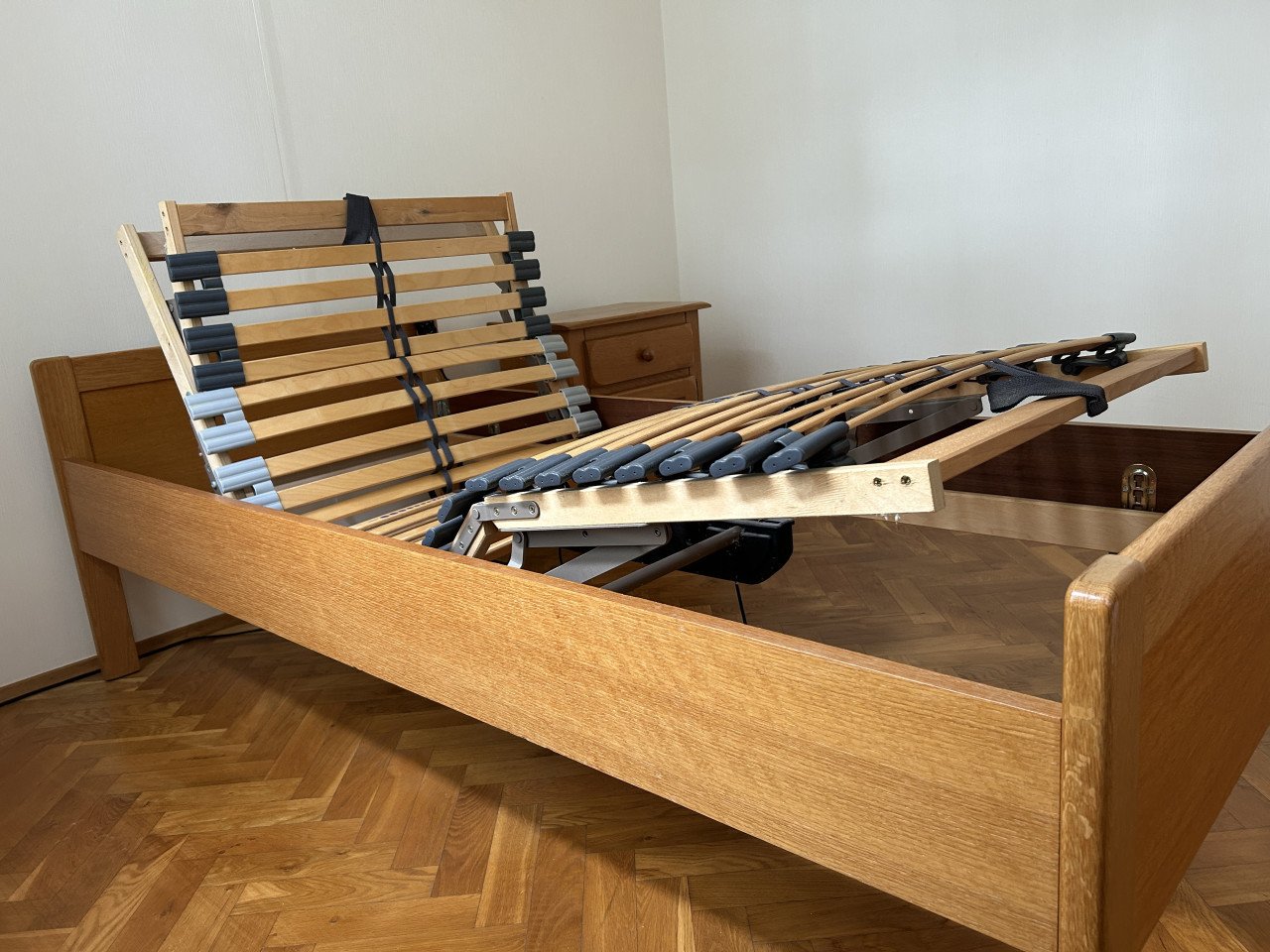 Electrisch seniorenbed 200x90 met nachtkastje