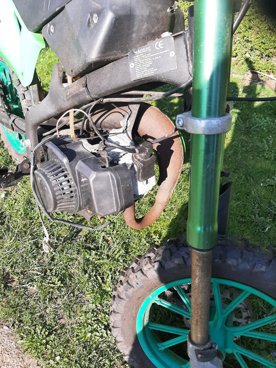 Mini crosbrommer, blok is los verder werking onbekend, voor de sleutelaar