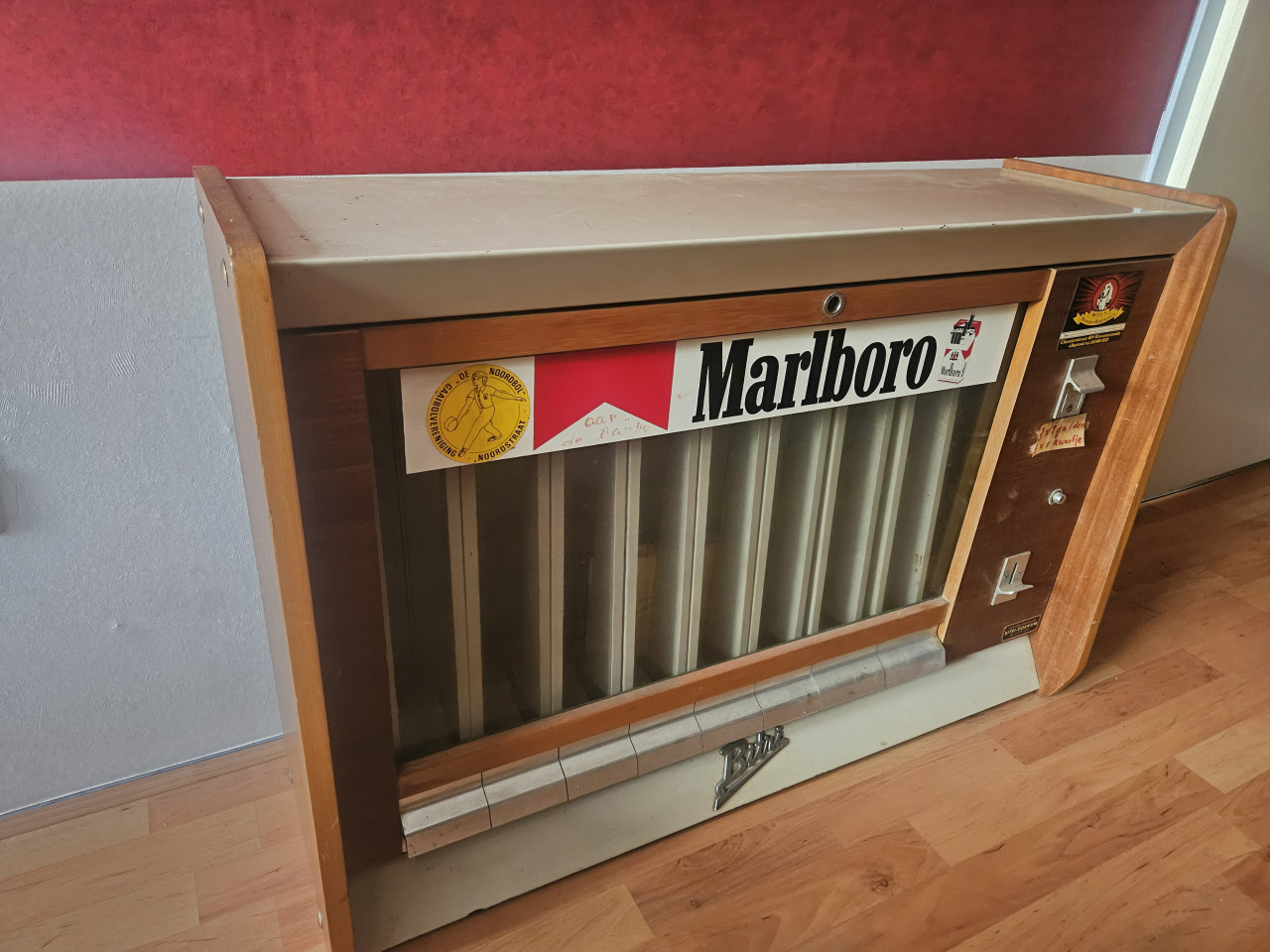 Vintage sigarettenautomaat van het merk Bitri