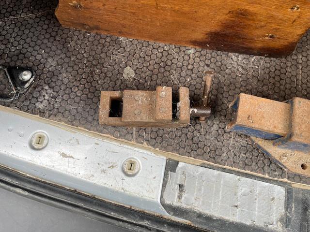 2 Bankschroeven, Parallelele