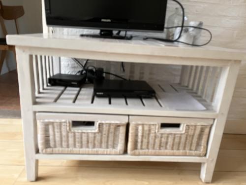Stevig ( tv) kastje met 2 lades.
