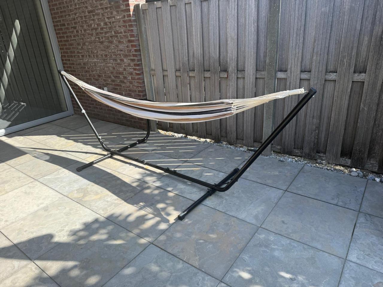 Hangmat met stevig frame – compleet met drank- en telefoonhouder