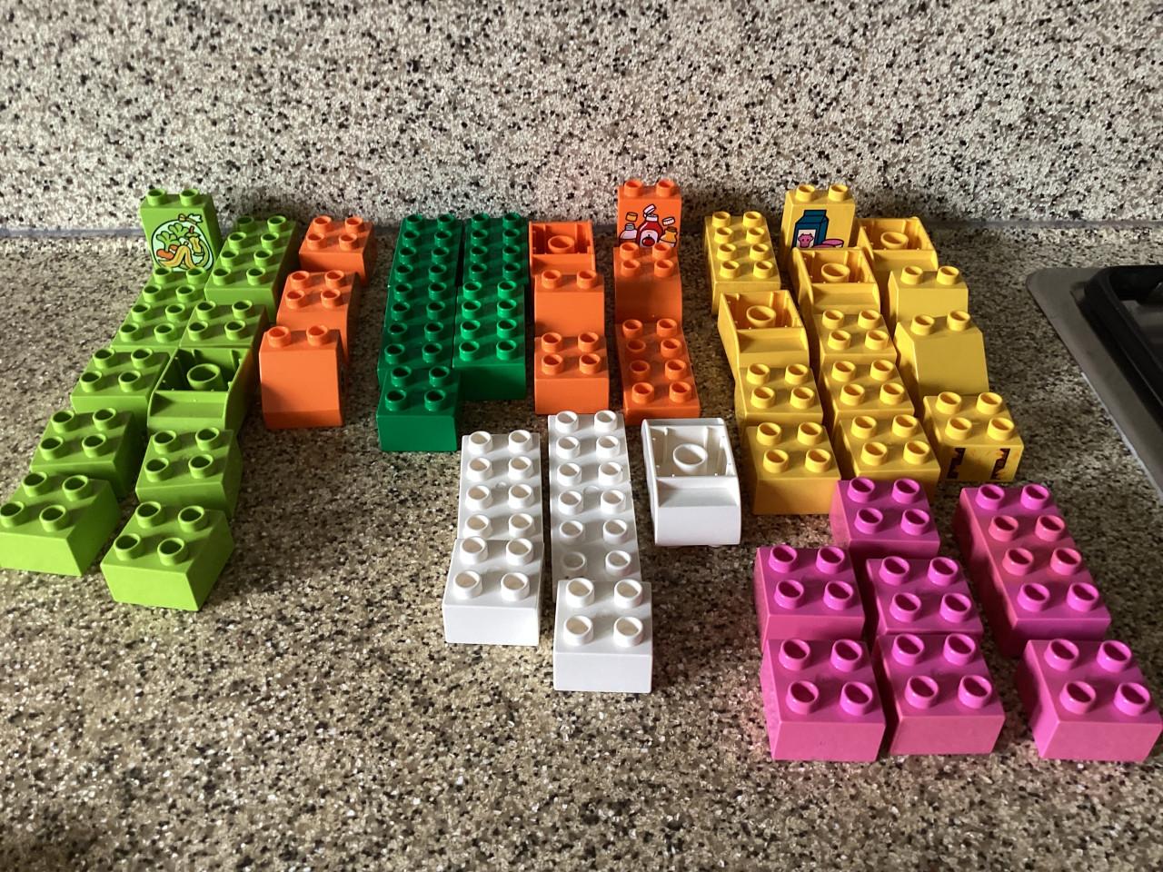 Heel veel Lego Duplo in vele kleuren en maten van blokjes. Poppetjes. Auto